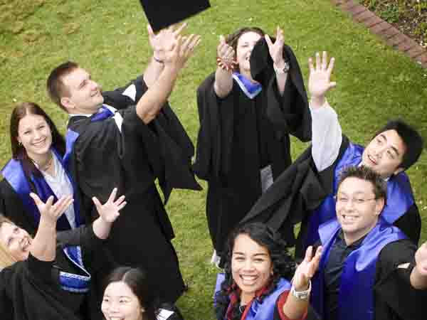 中国2011年出国留学人数达33.97万 居世界首位