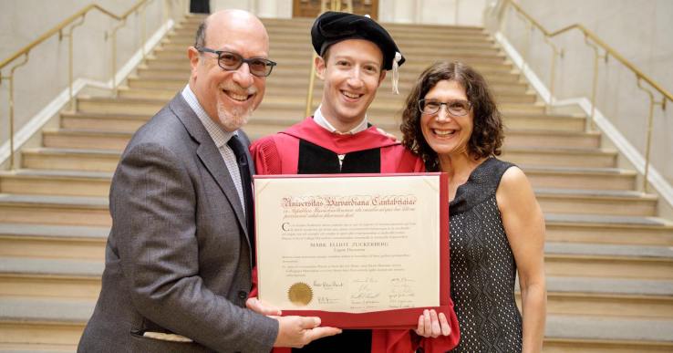 哈佛最年轻毕业演讲嘉宾扎克伯格，辍学13年终于毕业！